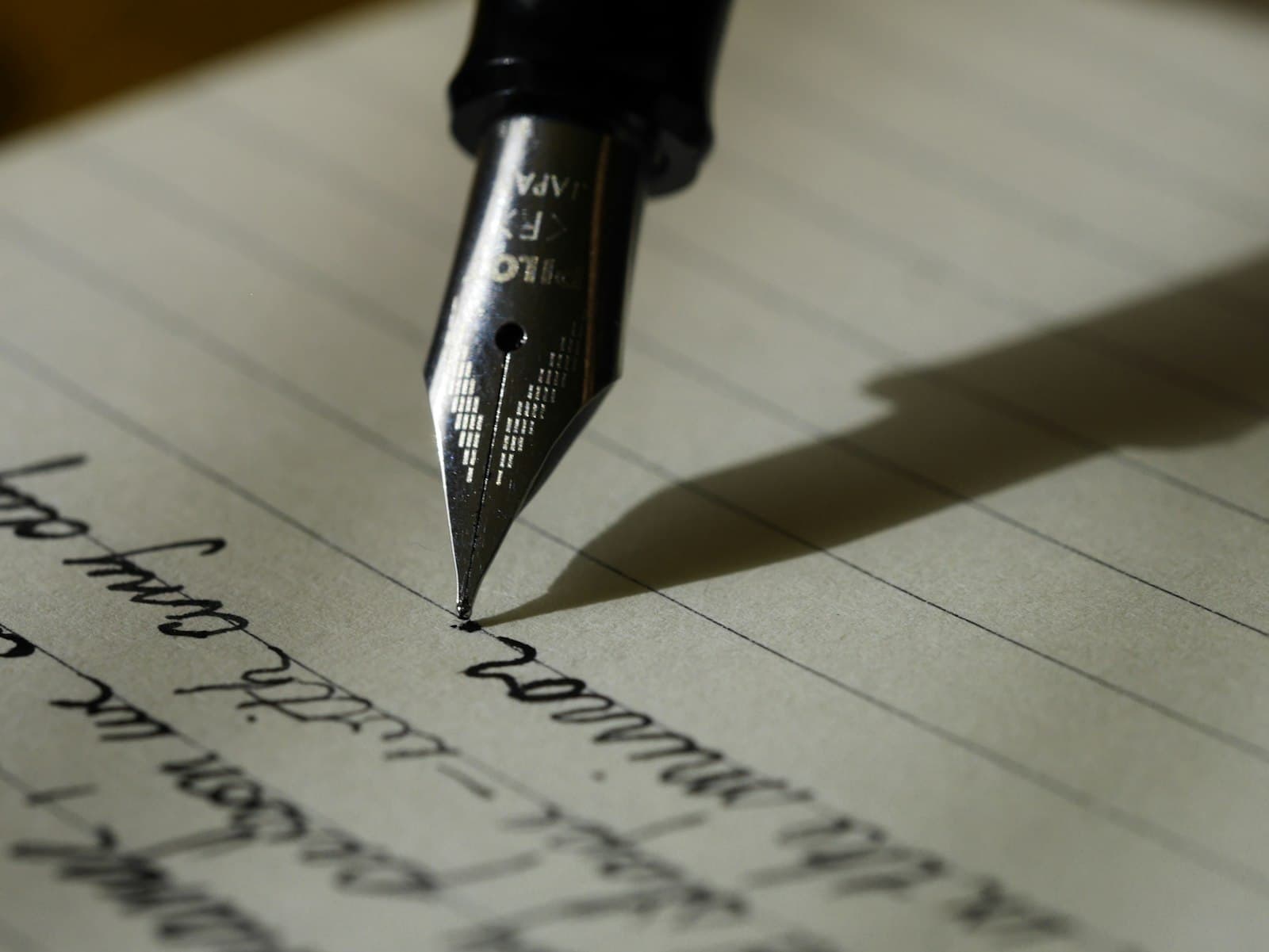 Vulpen schrijft op gelinieerd papier