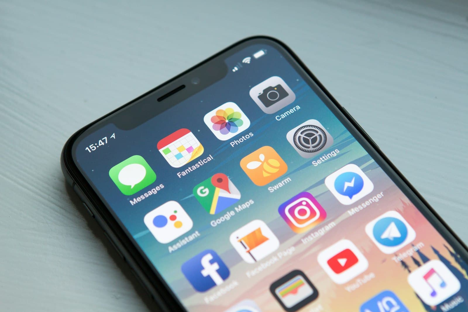 Telefoon met de apps van Facebook en Instagram op het scherm